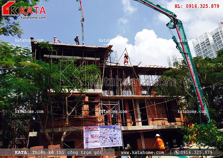 Đổ bê tông thương phẩm mái của dự án thi công nhà ở trọn gói 3 tầng tại Hà Nội