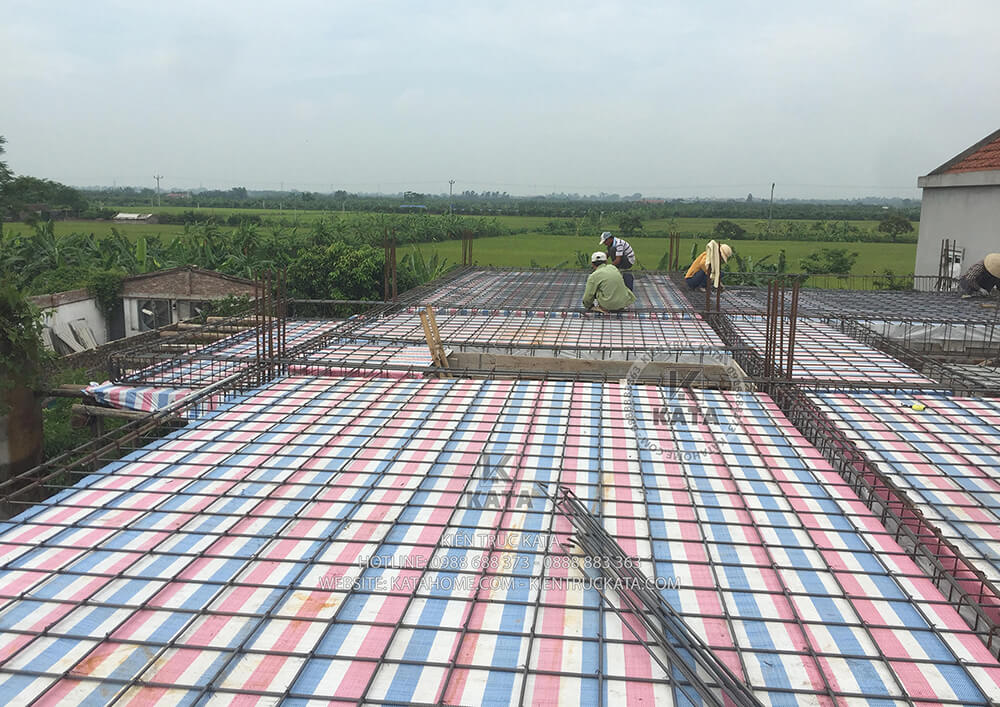 Tiến độ đan sắt để đổ sàn tầng 3 của mẫu nhà mái Thái 3 tầng tân cổ điển tại Thái Bình - Mã số: BT 31135