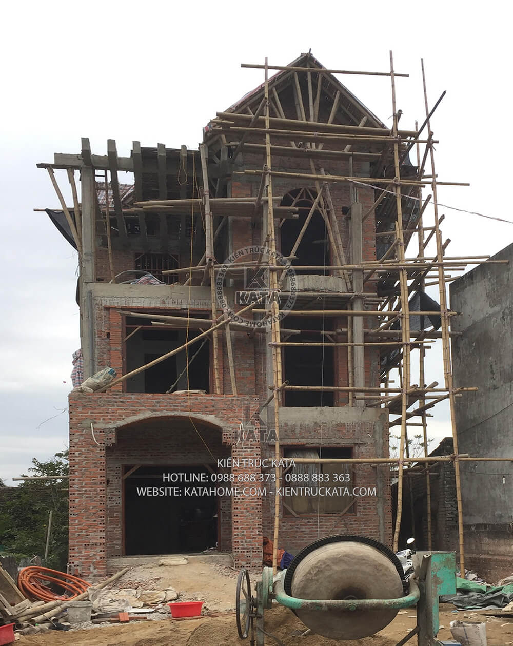 Hoàn thiện quá trình thi công phần thô của mẫu nhà mái Thái 3 tầng tân cổ điển tại Thái Bình - Mã số: BT 31135