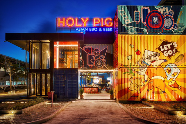 Khung cảnh mặt tiền bên ngoài nhà hàng Container BBQ Holy Pig