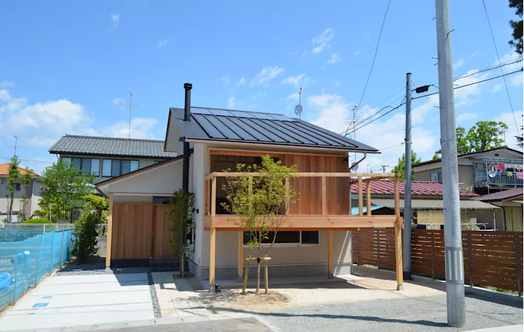Mẫu nhà sàn đẹp số 1: Kiểu nhà Nhật Bản với ban công gỗ