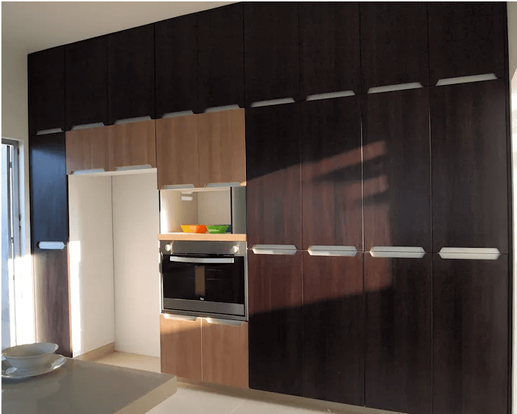 Tủ bếp gỗ kích trần để tăng tối đa khả năng lưu trữ