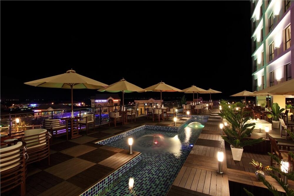 Nhà hàng Sky Lounge và Cafe Terrance - Khách sạn Cendeluxe Phú Yên