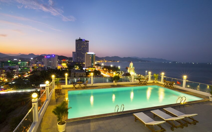 Hồ bơi - Khách sạn Happy Light Nha Trang