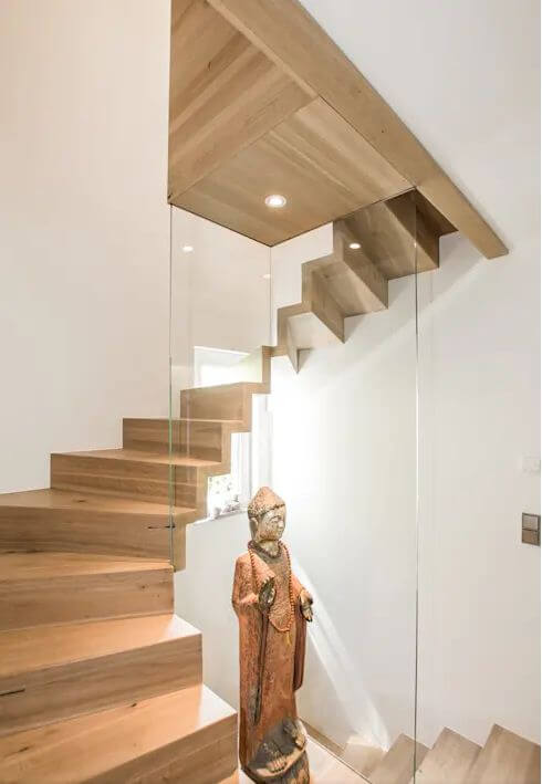 Mẫu cầu thang gỗ đẹp với hình xoắn vách kính