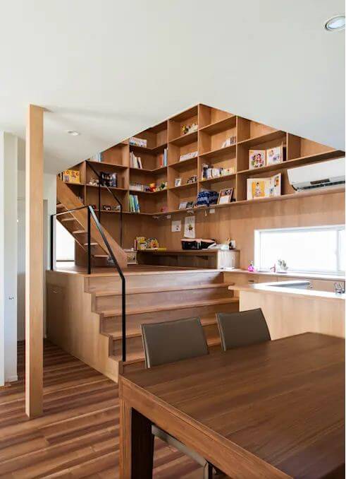 Thiết kế tủ tận dụng không gian cầu thang để trưng bày và lưu trữ - Mẫu tủ gỗ đẹp cao cấp
