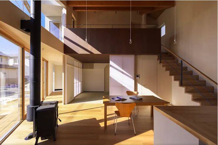 Không gian phòng khách của mẫu nhà gỗ 2 tầng Nhật Bản tràn ngập ánh sáng