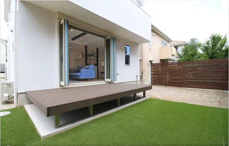 Không gian phức hợp với vườn, hiên gỗ, phòng khách - Thiết kế nhà nhỏ đẹp