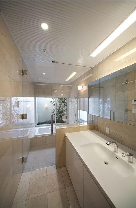 Thiết kế nhà tắm đẹp đơn giản với không gian vườn nhỏ cạnh phòng tắm