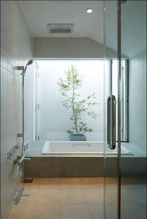 Thiết kế nhà tắm đẹp đơn giản với cửa kính lớn và rèm che