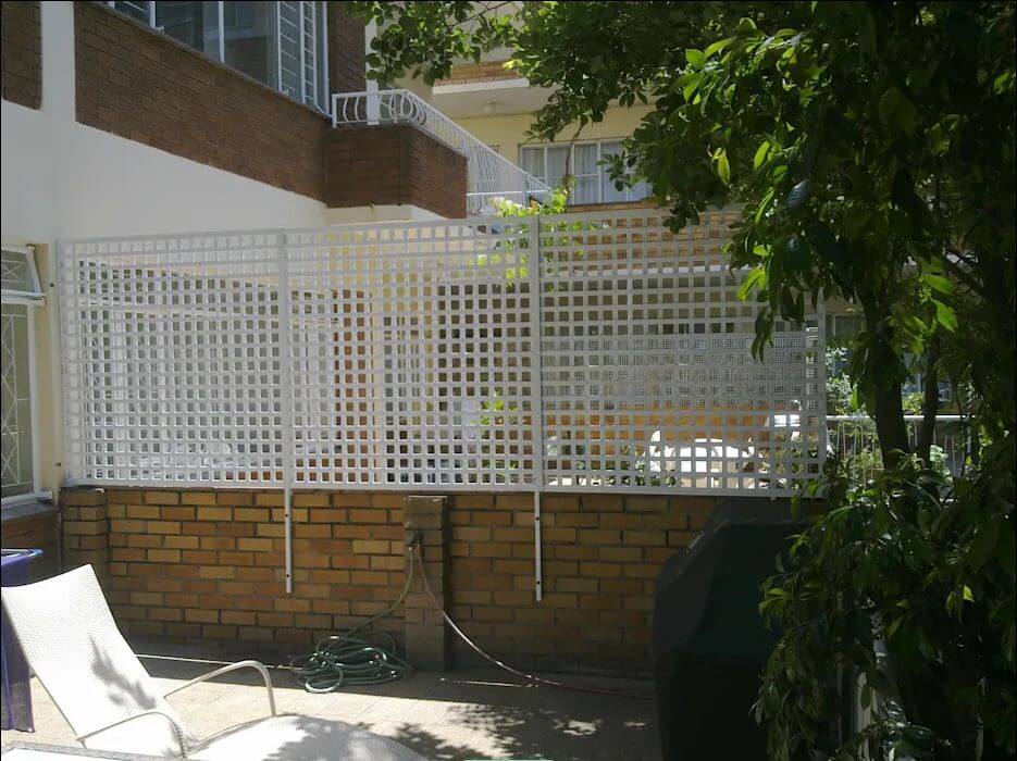 Hàng rào sơn trắng đơn giản - Thiết kế ngoại thất nhà đẹp