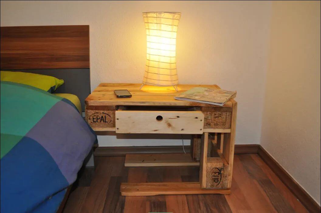 Kệ đầu giường - 10 cách ứng dụng gỗ Pallet