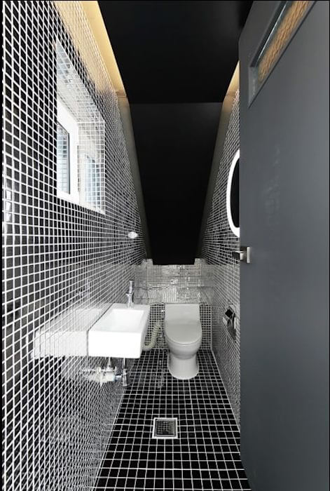 Phòng vệ sinh nhỏ - Xây nhà hai tầng đơn giản