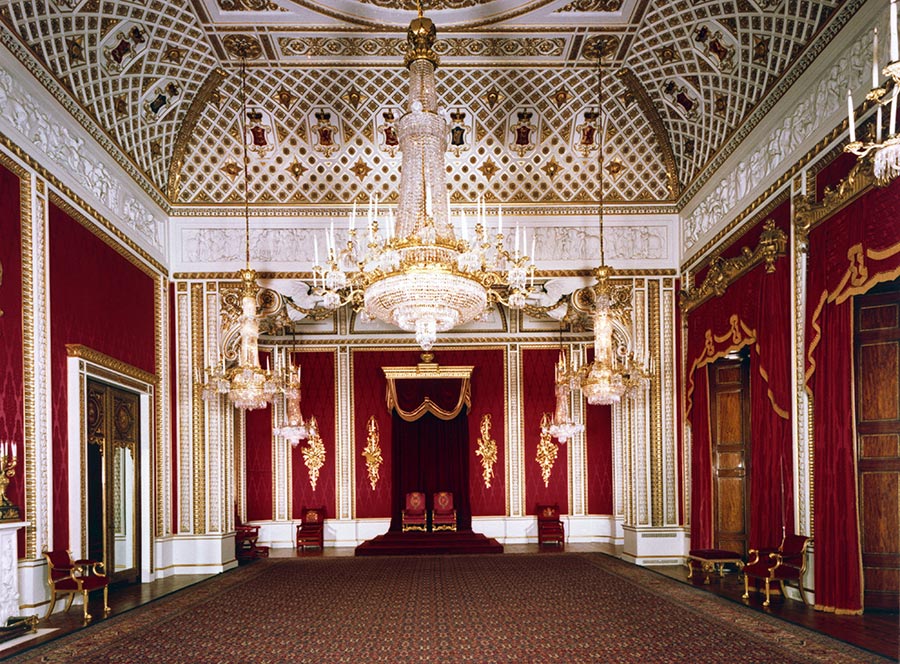 Các nghi lễ ngoại giao được diễn ra ở phòng Throne Room (phòng thiết triều). Căn phòng cũng là nơi treo những bức ảnh cưới của hoàng gia Anh. (Ảnh: Hellomagazine)