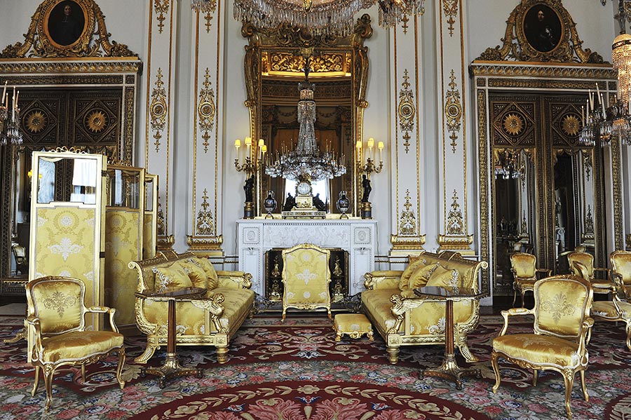 Thông qua cánh cửa bí mật, bạn có thể đi từ phòng tranh trắng (White Drawing Room) tới các phòng riêng của Nữ hoàng Anh. (Ảnh: Hellomagazine)