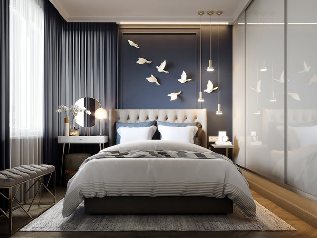 Điểm nhấn ấn tượng trong phòng ngủ master là bức tường đầu giường được sơn xanh than, hình ảnh đàn chim trắng bay lượn.