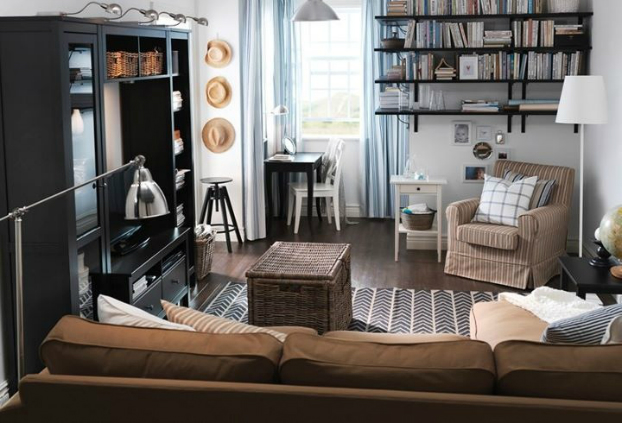 Tận dụng không gian theo phương thẳng đứng là một trong những giải pháp tạo cảm giác cao thoáng hơn cho phòng khách nhỏ.