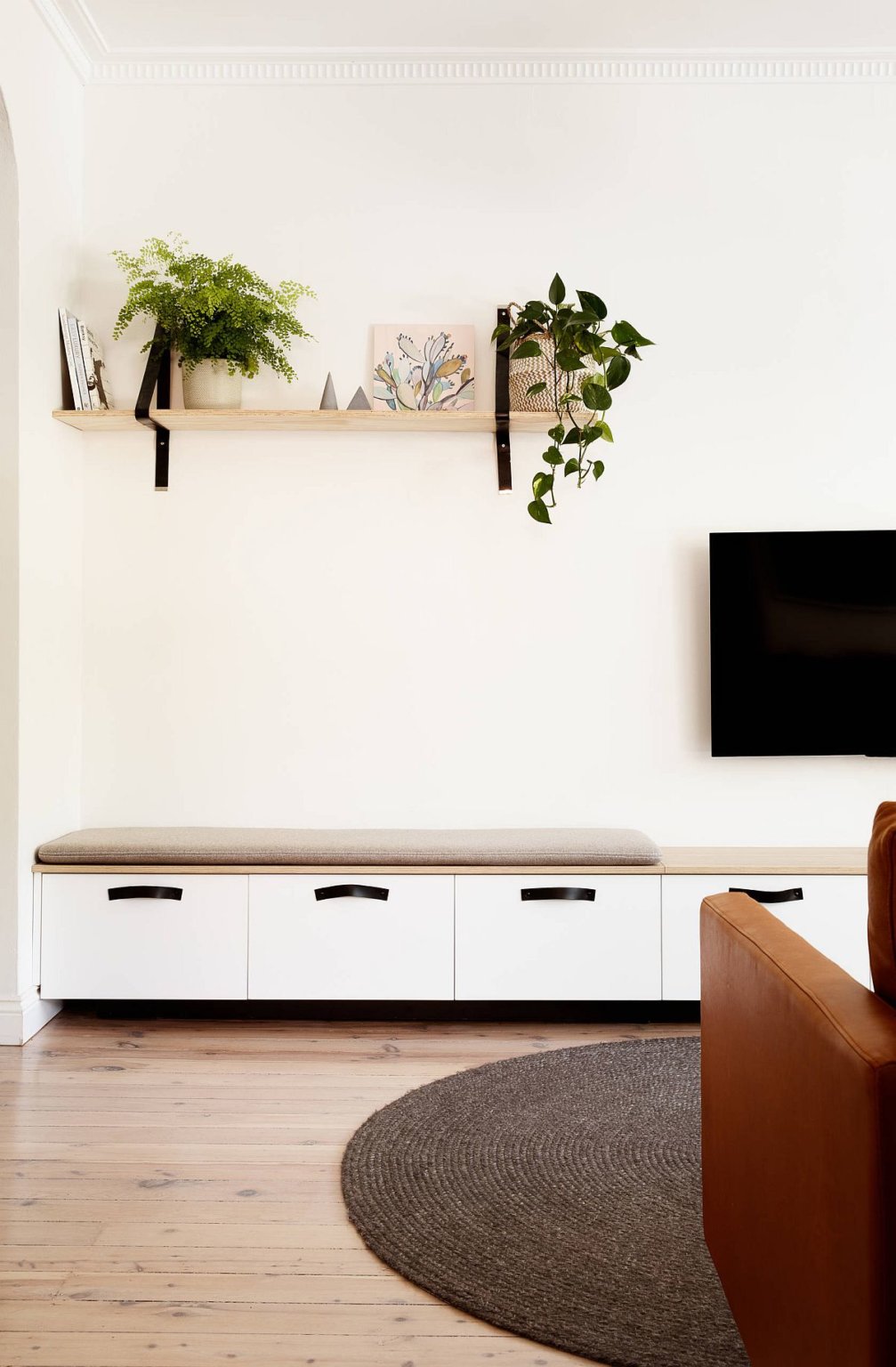 Nếu bạn đang muốn tìm ý tưởng về thiết kế phòng khách đơn giản mà tinh tế, thì không thể bỏ qua sắc trắng. Sự tinh tế của màu trắng sẽ giúp không gian nhà bạn thêm sáng và rộng rãi hơn bao giờ hết. Nhấn mạnh đến thiết kế đơn giản sẽ giúp bạn có được phòng khách vừa đẹp mắt vừa gọn gàng.