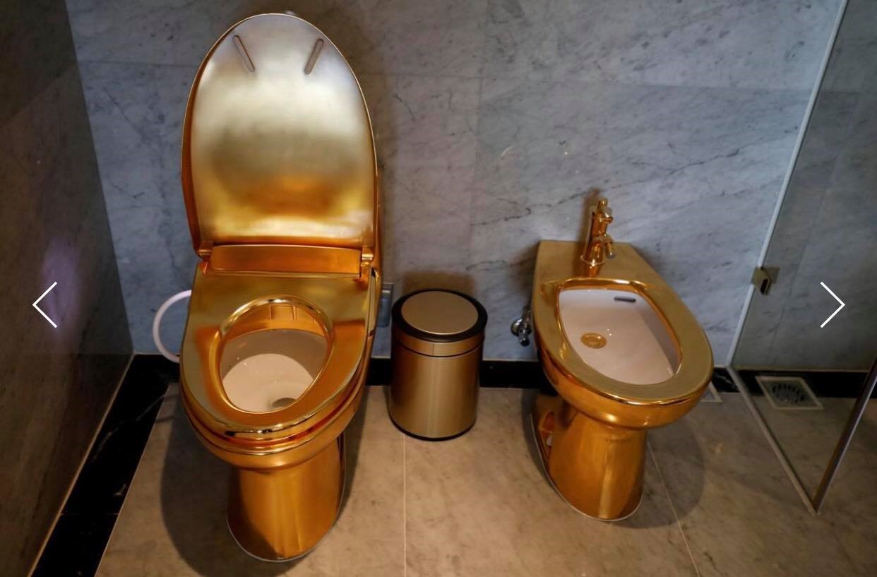 Nhà vệ sinh dát vàng