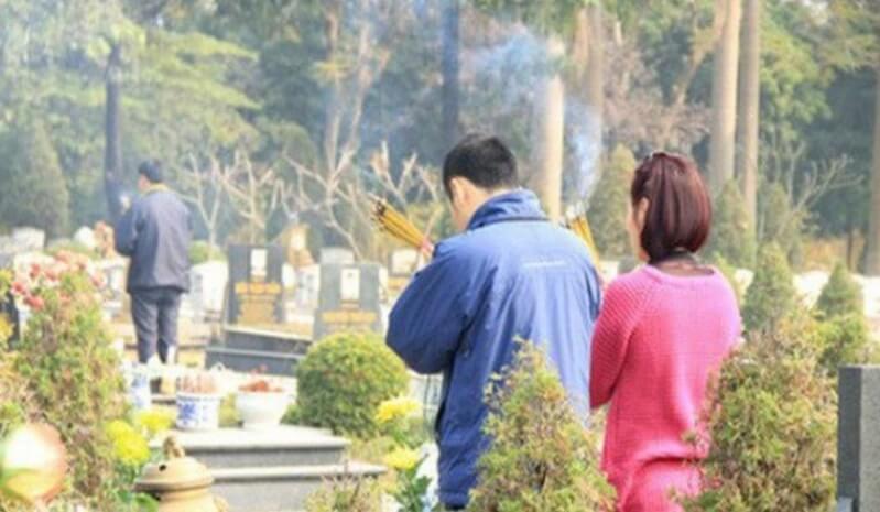 Bài văn khấn thần linh ngoài mộ